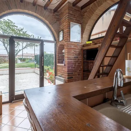 Charmante Maison A Avec Piscine Partagee