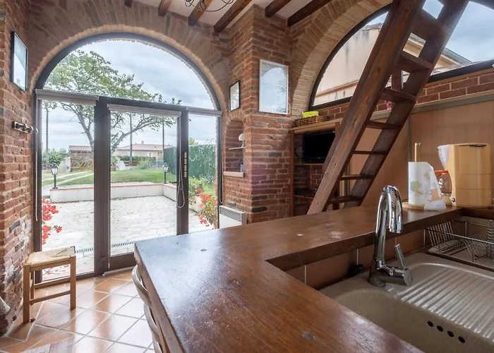 Charmante Maison A Avec Piscine Partagee