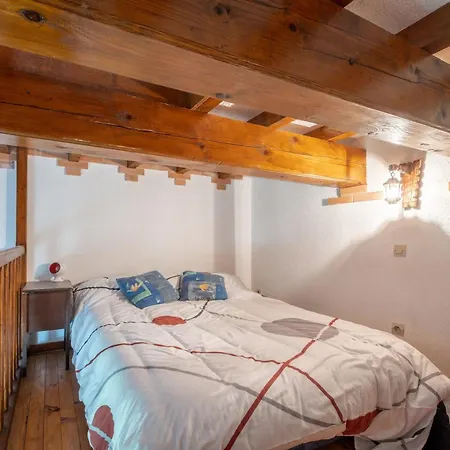 Charmante Maison à Avec Piscine Partagée