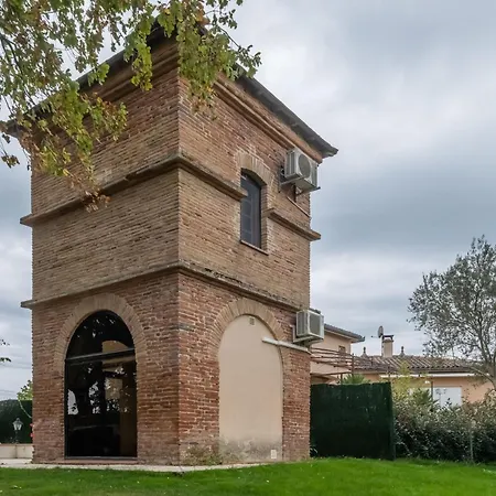 Charmante Maison à Avec Piscine Partagée